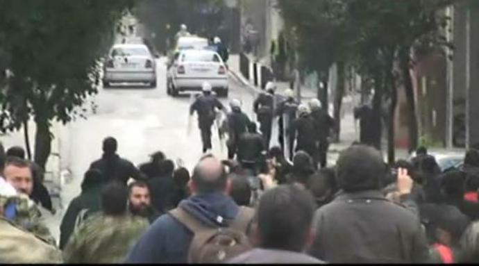 Αγρότες πήραν στο… κυνήγι διμοιρία των ΜΑΤ