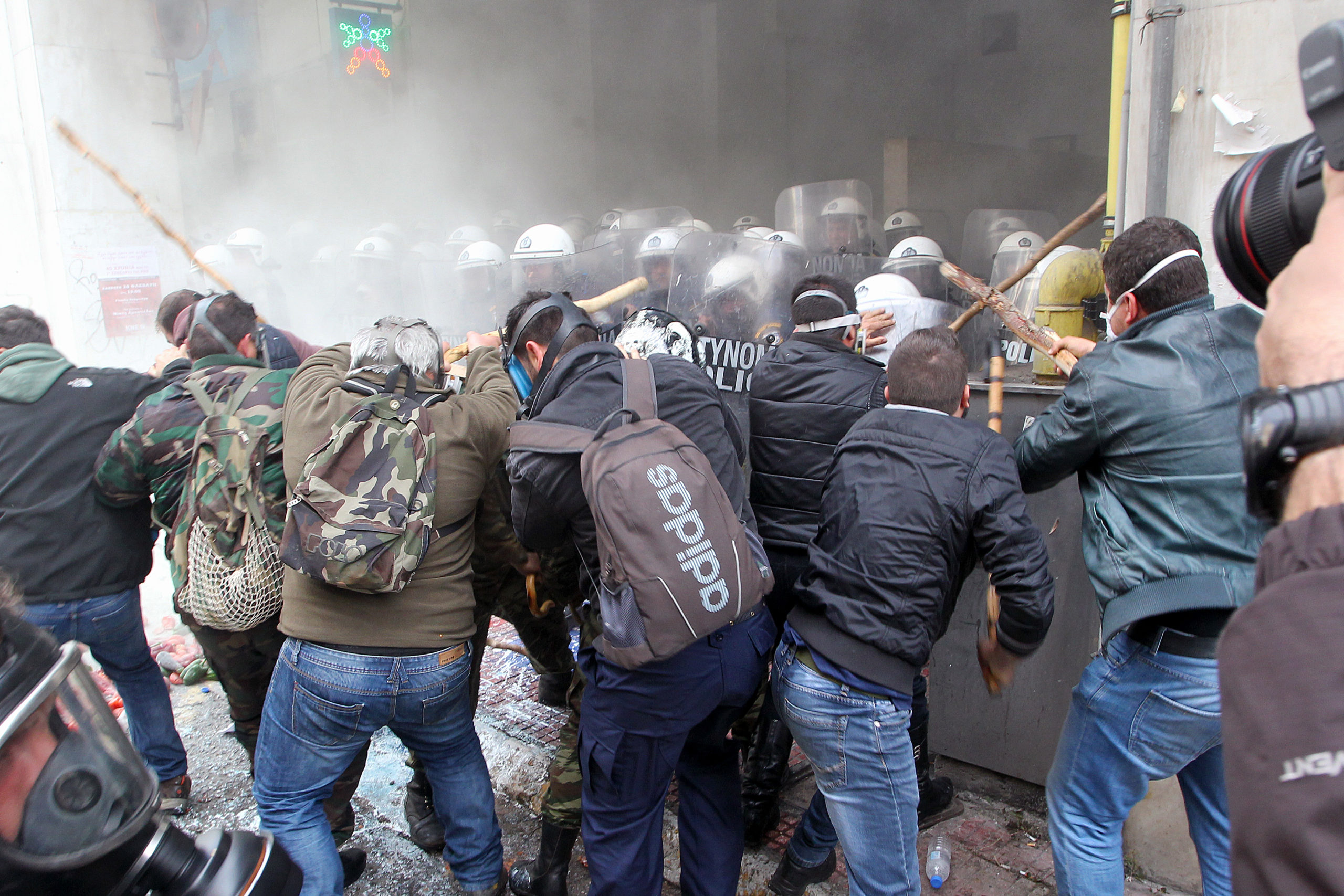 Προσαγωγές για τα επεισόδια στο υπουργείο Αγροτικής Ανάπτυξης – ΤΩΡΑ