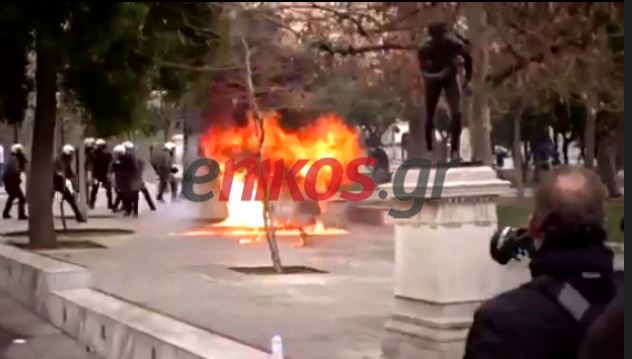 Νέο ΒΙΝΤΕΟ από τα επεισόδια στο Σύνταγμα
