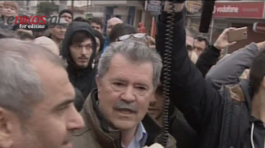 Η στιγμή που προπηλάκισαν τον δήμαρχο Δέλτα – ΒΙΝΤΕΟ