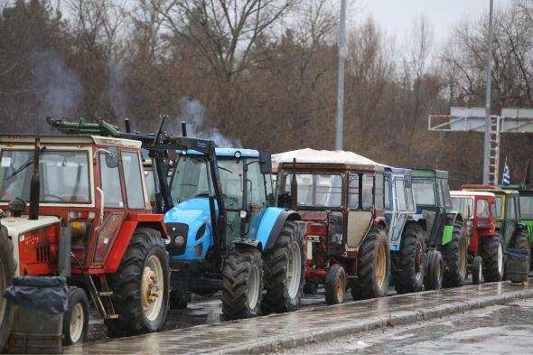 Οι αγρότες μετακινούνται για να “κόψουν” την Ελλάδα στα δύο