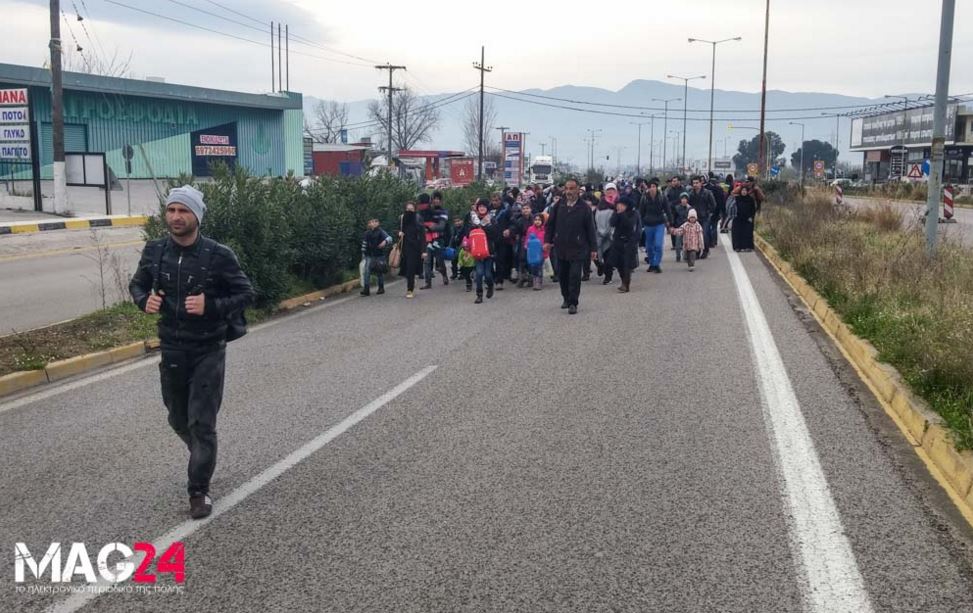 Στο ύψος του Δομοκού η ομάδα των προσφύγων που περπατάει προς τα σύνορα – ΦΩΤΟ