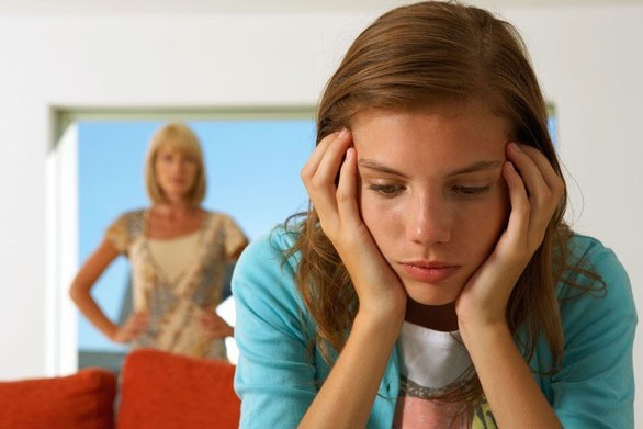 Εφηβεία – Όταν το παιδί γίνεται απόμακρο και μιλά επιθετικά