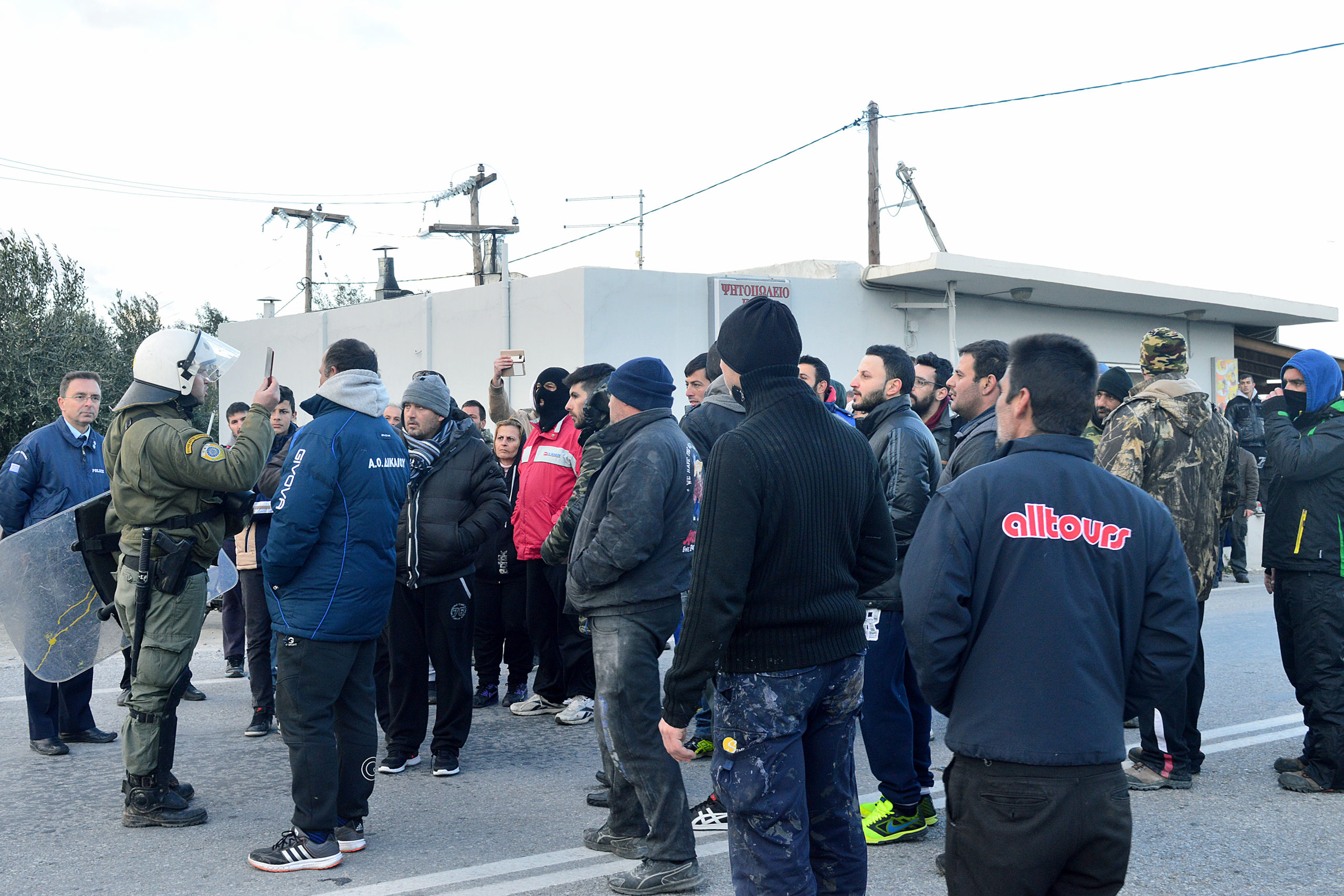 Έκρυθμη η κατάσταση στην Κω με τα ΜΑΤ και τους διαδηλωτές – ΦΩΤΟ