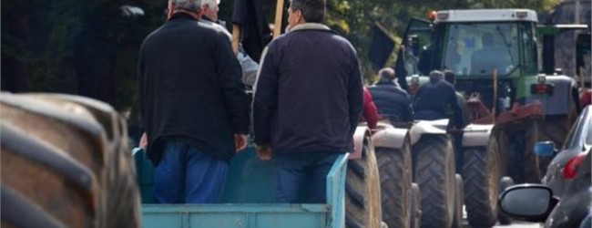 Κρητικό γλέντι στο μπλόκο των αγροτών στα Χανιά