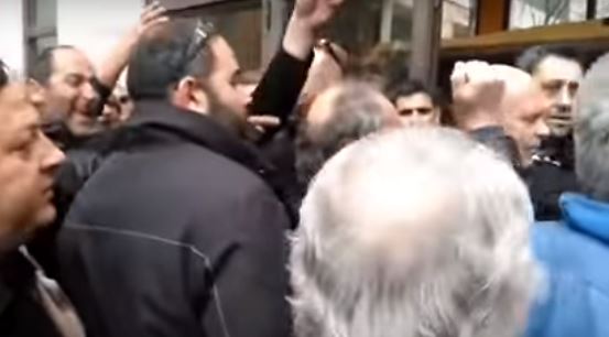 Αγρότες προσπάθησαν να “μπουκάρουν” σε συνέντευξη Τύπου βουλευτών του ΣΥΡΙΖΑ – ΒΙΝΤΕΟ