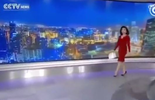 Το απρόοπτο κατά την είσοδο της παρουσιάστριας στο πλατό – ΒΙΝΤΕΟ