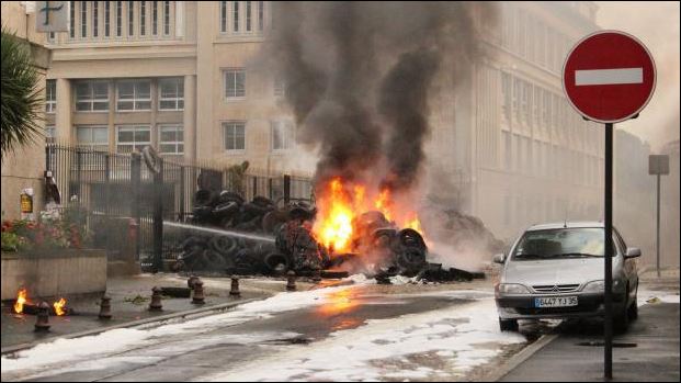 Επεισόδια μεταξύ αστυνομικών και αγροτών στη Γαλλία – ΦΩΤΟ