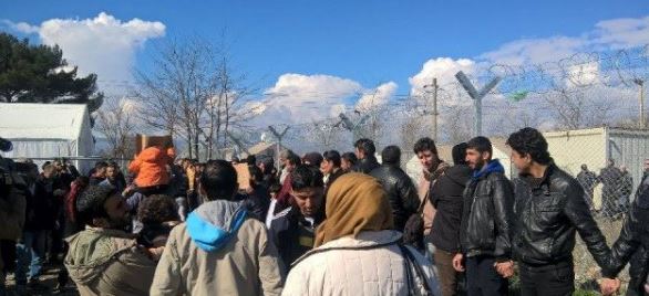 Σχημάτισαν ανθρώπινη αλυσίδα οι πρόσφυγες στην Ειδομένη – ΦΩΤΟ