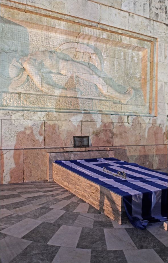 Αγρότες κάλυψαν με ελληνική σημαία το μνημείο του Αγνώστου Στρατιώτη – ΦΩΤΟ