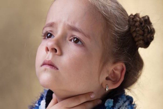 Tι να κάνετε όταν το παιδί σας έχει πονόλαιμο