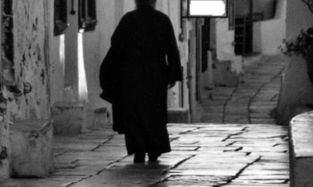 Τα “ροζ” μηνύματα του ιερέα που οδήγησαν την παπαδιά να φύγει από το χωριό