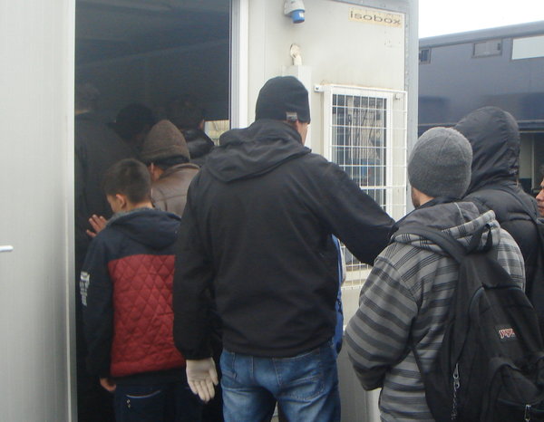 Ψαράς στην Αλεξανδρούπολη διέσωσε 60 πρόσφυγες – ΦΩΤΟ