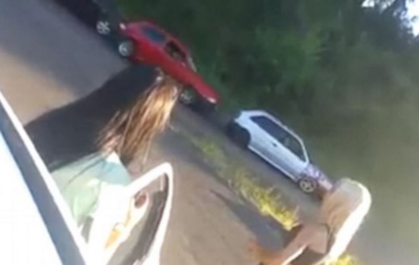 Χόρευε στην άκρη του δρόμου και προκάλεσε καραμπόλα – ΒΙΝΤΕΟ