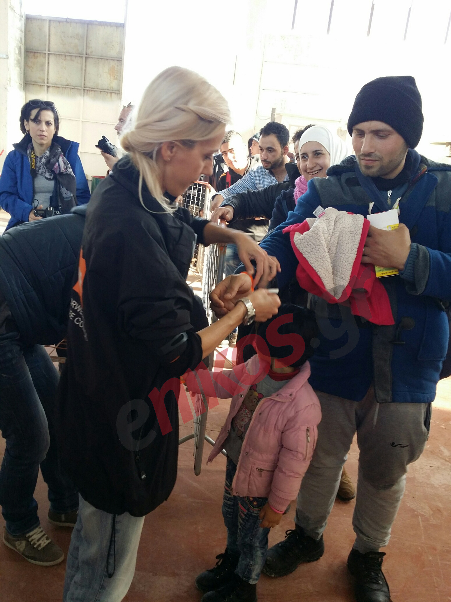 Μεγάλη συζήτηση για τα βραχιολάκια στους πρόσφυγες στη Χίο- ΦΩΤΟ