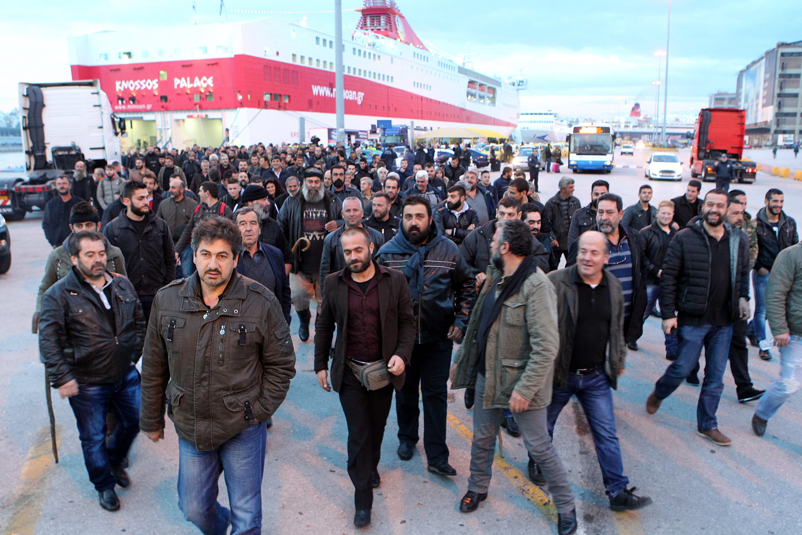 Με μαγκούρες η “απόβαση” των αγροτών της Κρήτης στον Πειραιά – ΦΩΤΟ