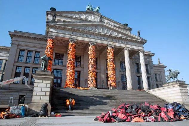 O καλλιτέχνης που “έντυσε” το Βερολίνο με σωσίβια προσφύγων – ΦΩΤΟ
