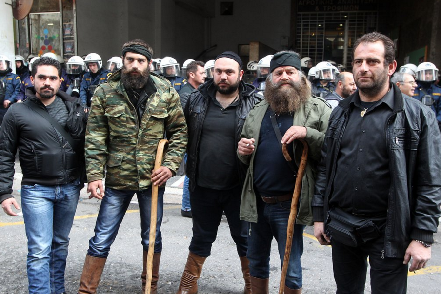 Η ομάδα “κρούσης” του Στιβακτάκη μπροστά στα ΜΑΤ – ΦΩΤΟ