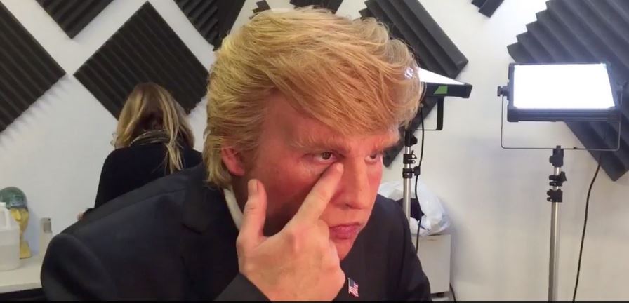 Ο Τζόνι Ντεπ βγάζει την μάσκα του Τραμπ και τρομάζει το διαδίκτυο – ΒΙΝΤΕΟ