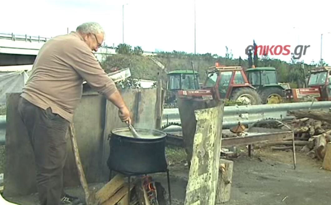 Ο σεφ… του μπλόκου της Νίκαιας – ΒΙΝΤΕΟ