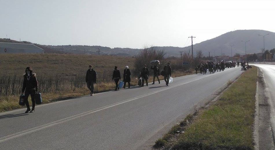 Πρόσφυγες ξεκίνησαν με τα πόδια από την Κοζάνη για τα Σκόπια – ΦΩΤΟ