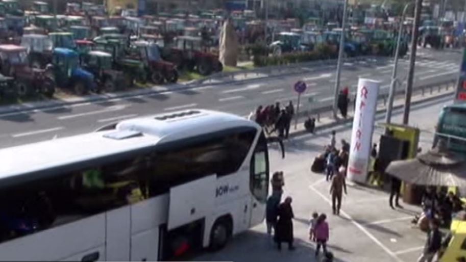 Πούλμαν με μετανάστες “κόλλησε” στα Τέμπη – ΒΙΝΤΕΟ