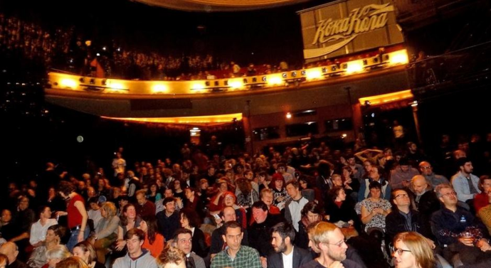 DW: Το αστέρι του Βαρουφάκη στην Ελλάδα δύει αλλά στο εξωτερικό λάμπει