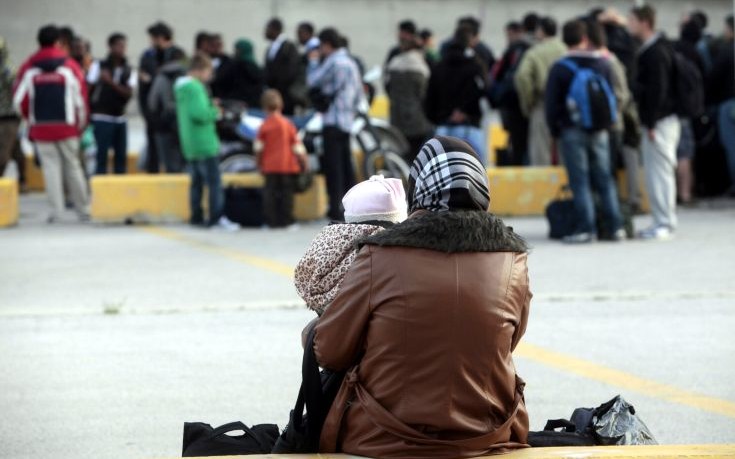 Δύο πρόσφυγες απειλούν να αυτοκτονήσουν στην πλατεία Βικτωρίας – ΤΩΡΑ
