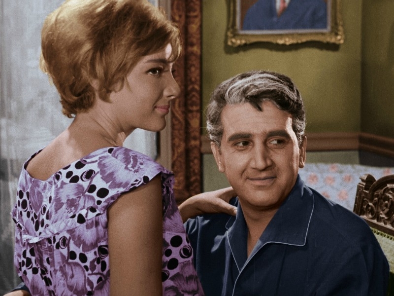 O Αντωνάκης και η Ελενίτσα γίνονται έγχρωμοι – ΒΙΝΤΕΟ