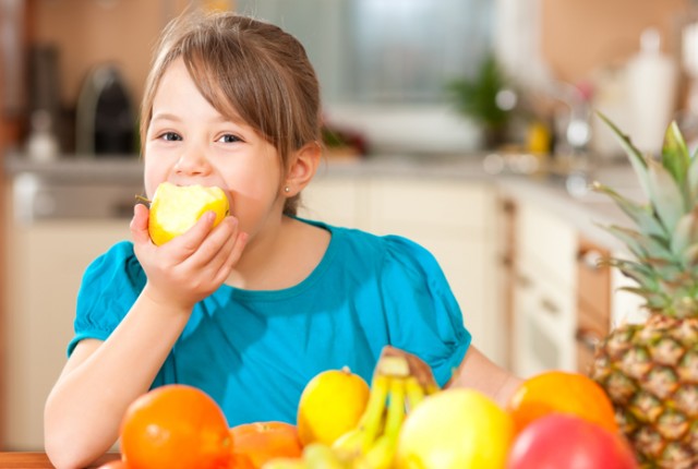 Δεν τρώει το παιδί σας φρούτα και λαχανικά; Έξυπνοι τρόποι να το πείσετε