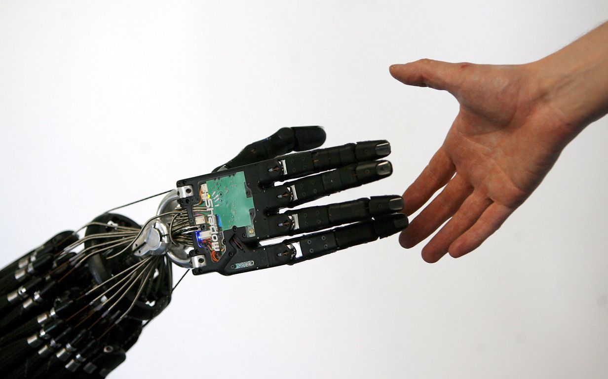 Ασθενής ελέγχει με το νου τα δάχτυλα του προσθετικού χεριού του