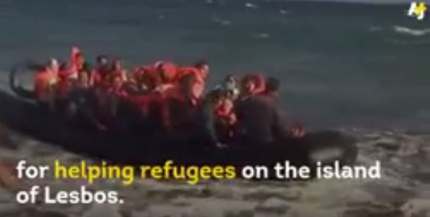 Το συγκινητικό βίντεο με την 85χρονη γιαγιά και τον ψαρά από τη Λέσβο