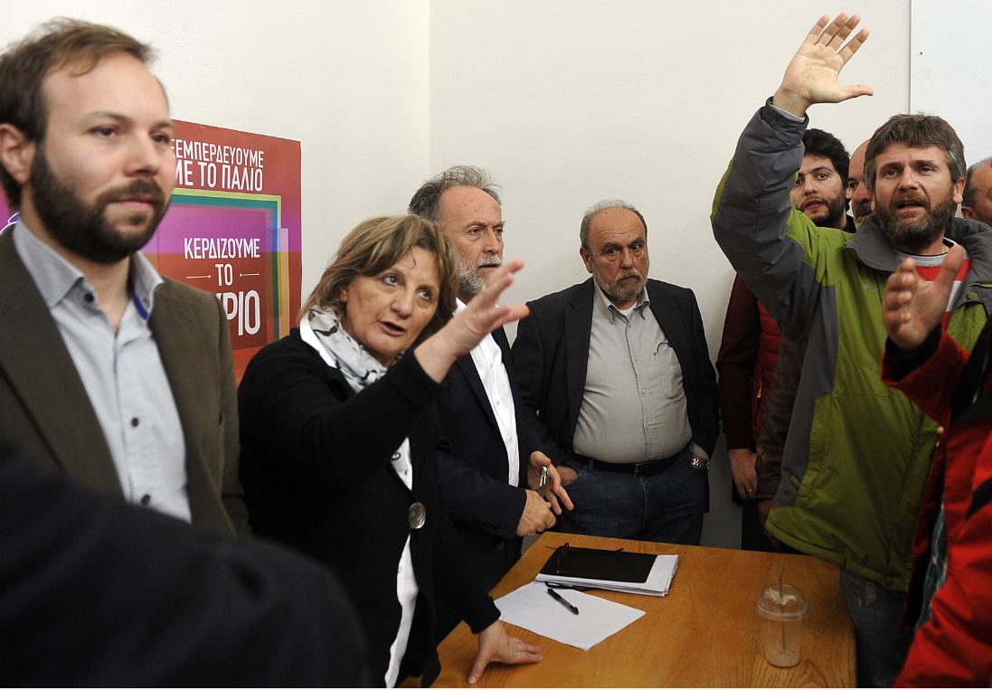 Φωτογραφίες από την εισβολή αγροτών στα γραφεία του ΣΥΡΙΖΑ στην Κόρινθο