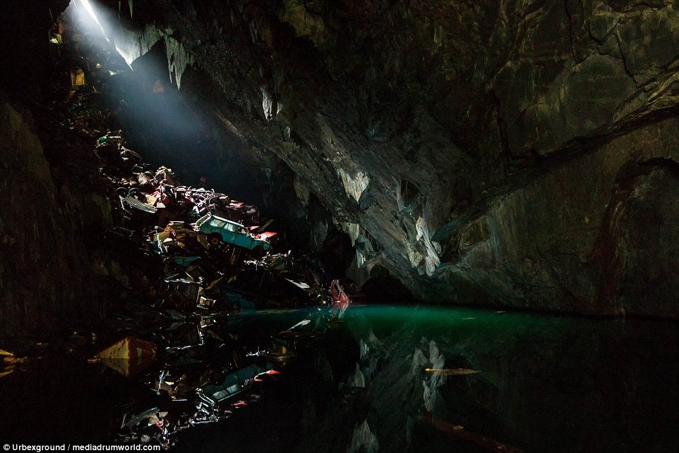 Eντόπισαν 100 αυτοκίνητα κρυμμένα σε σπήλαιο – ΦΩΤΟ