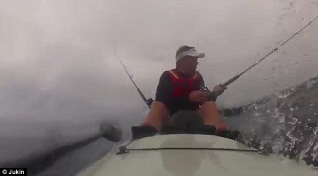 Ψαράς δέχτηκε επίθεση από καρχαρία – ΒΙΝΤΕΟ