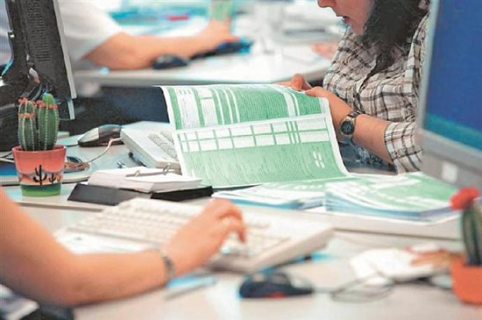 Στο τραπέζι και το ψαλίδι στο αφορολόγητο των 9.950€