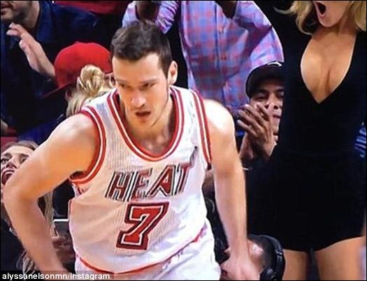 Η αποκαλυπτική εμφάνιση της ξανθιάς σε αγώνα μπάσκετ που… έριξε το διαδίκτυο – ΦΩΤΟ – ΒΙΝΤΕΟ