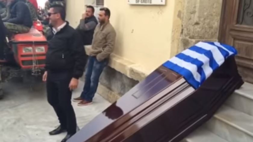 Το φέρετρο των αγροτών στην Αποκεντρωμένη Διοίκηση στο Ηράκλειο – ΒΙΝΤΕΟ