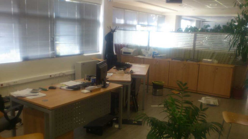 Εξαγριωμένος πολίτης έκανε γυαλιά καρφιά τα γραφεία της ΔΕΗ στα Τρίκαλα – ΦΩΤΟ