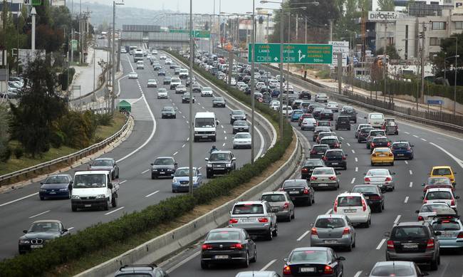Ουρά χιλιομέτρων στον Κηφισό λόγω ατυχήματος με νταλίκα – ΦΩΤΟ