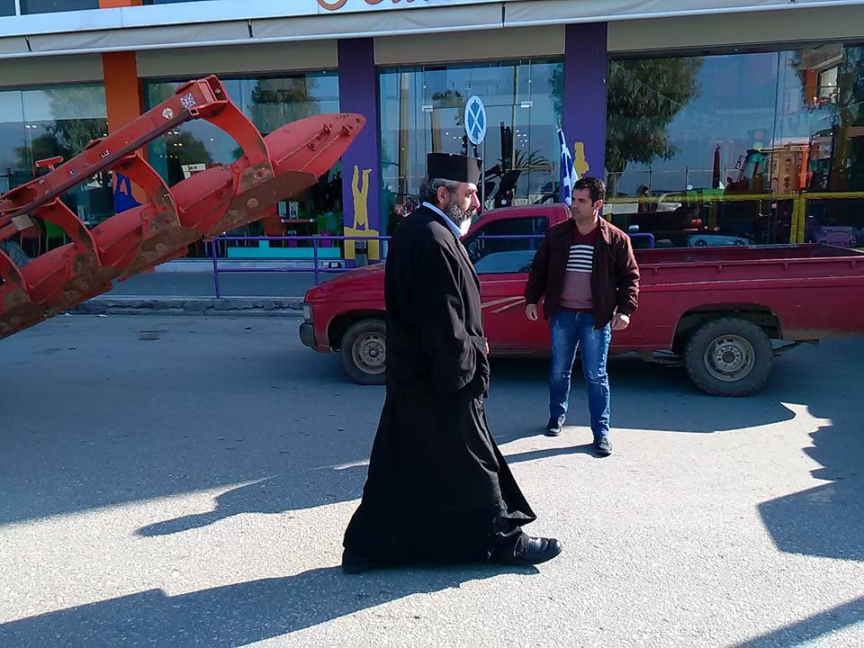 Στα μπλόκα της Πάτρας ο ιερέας των αγροτών – ΒΙΝΤΕΟ