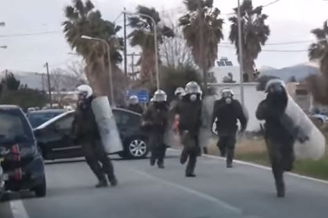 Το BINTEO με τον αστυνομικό των ΜΑΤ να χτυπά αυτοκίνητο και μηχανάκι έγινε… viral