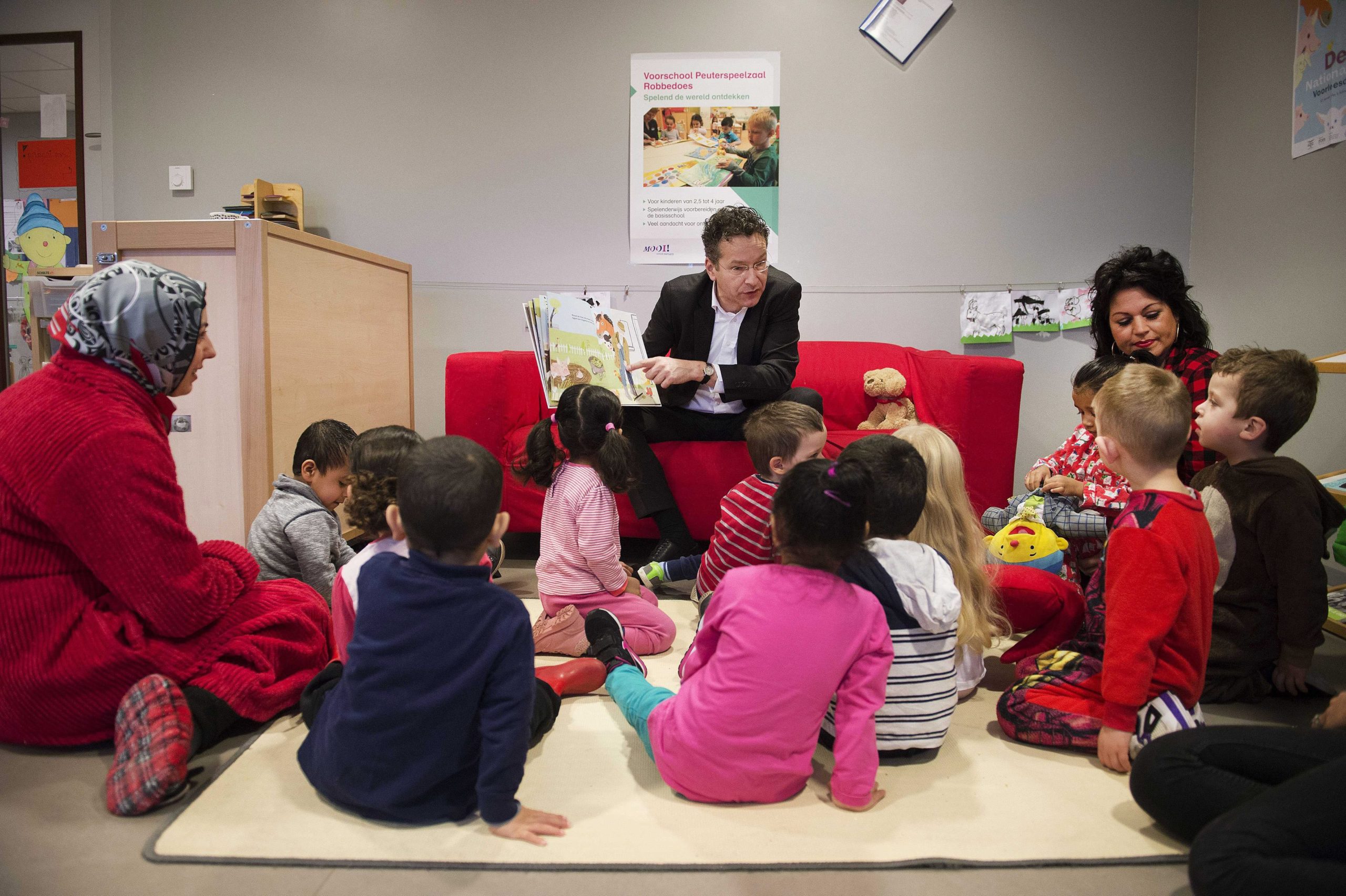 Ο Ντάισελμπλουμ… νηπιαγωγός – ΦΩΤΟ