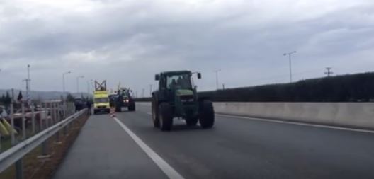 Οι αγρότες από τη Νίκαια κατευθύνονται με τα τρακτέρ τους στην Αθήνα – ΒΙΝΤΕΟ