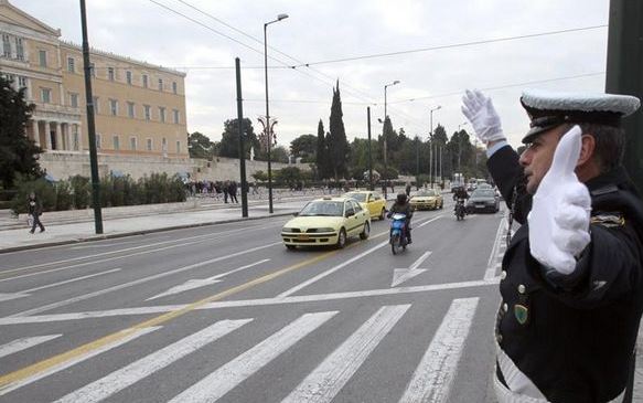 Ανοίγουν σταδιακά οι δρόμοι στο κέντρο της Αθήνας