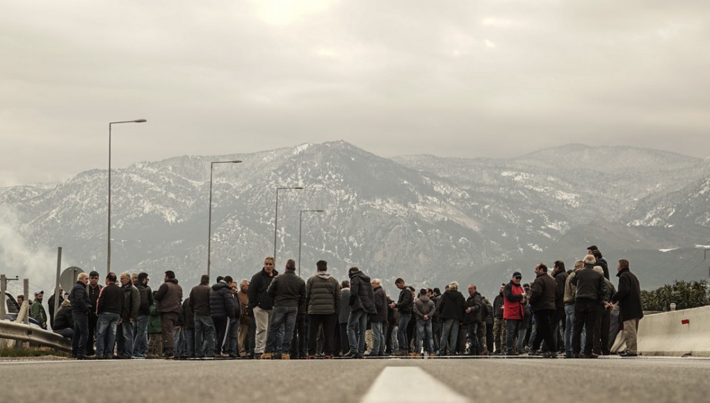 Kλείνουν τις επαρχιακές οδούς στη Λάρισα οι αγρότες