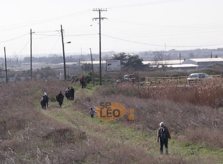 Πεζοί φεύγουν από τα Διαβατά οι πρόσφυγες για την Ειδομένη – ΦΩΤΟ
