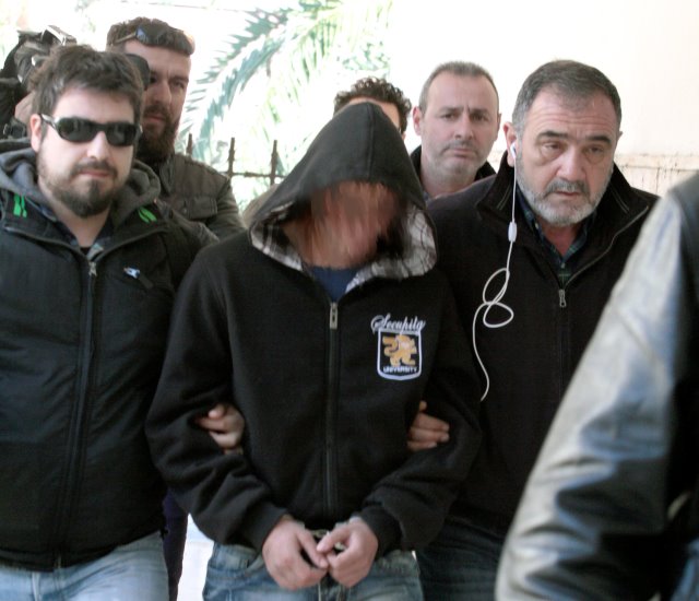 Στον ανακριτή ο μητροκτόνος του Αγρινίου – ΦΩΤΟ – ΒΙΝΤΕΟ