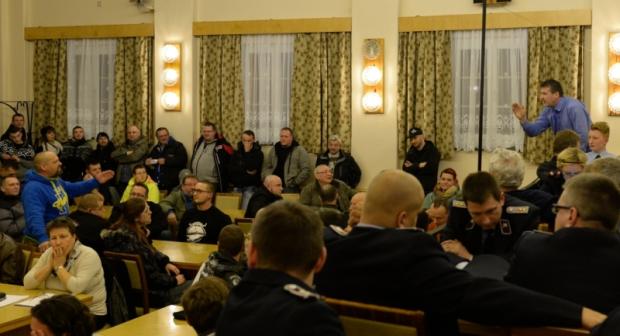 Σάλος με δήλωση Γερμανού δημάρχου: Να μην προκαλούν τους πρόσφυγες οι μαθήτριες- ΒΙΝΤΕΟ