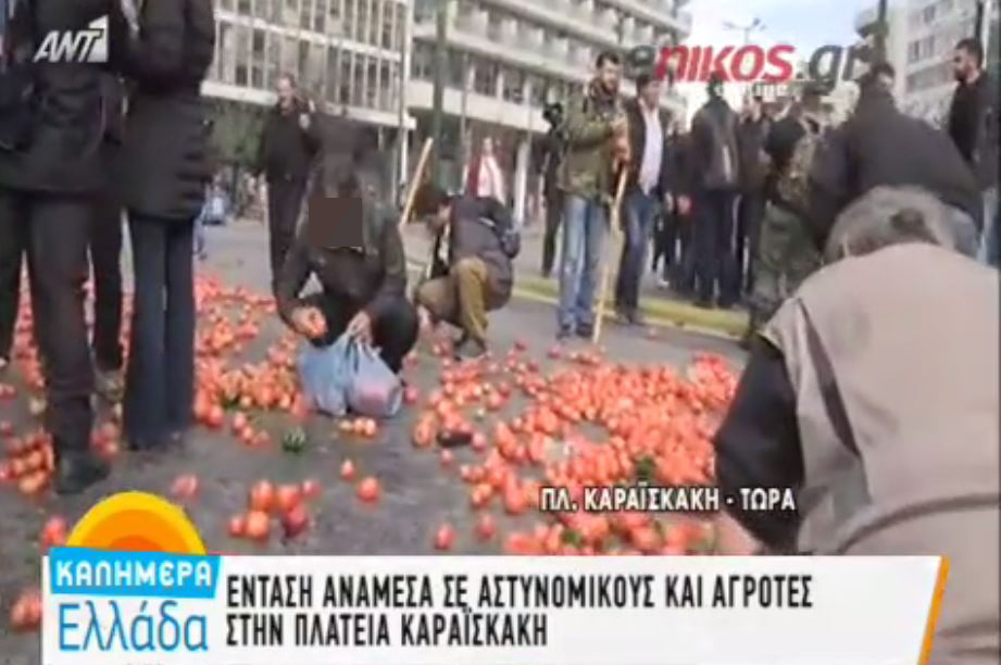 Εικόνα που συγκλονίζει – Μάζεψε τις ντομάτες που πέταξαν οι αγρότες στα ΜΑΤ – ΦΩΤΟ